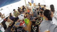 Padahal sedang pada konsen briefing untuk dive tapi pasti netizen malah salah fokus di macam-macam makanan yang ada di meja ya kan? Foto: Instagram @marshallsastra