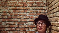 Bersantai dengan gaya coolnya ternyata Marshall sedang ngopi di salah satu kafe di Jakarta. Foto: Instagram @marshallsastra