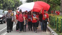 Sejumlah personel polisi juga diterjunkan untuk mengawal pawai.