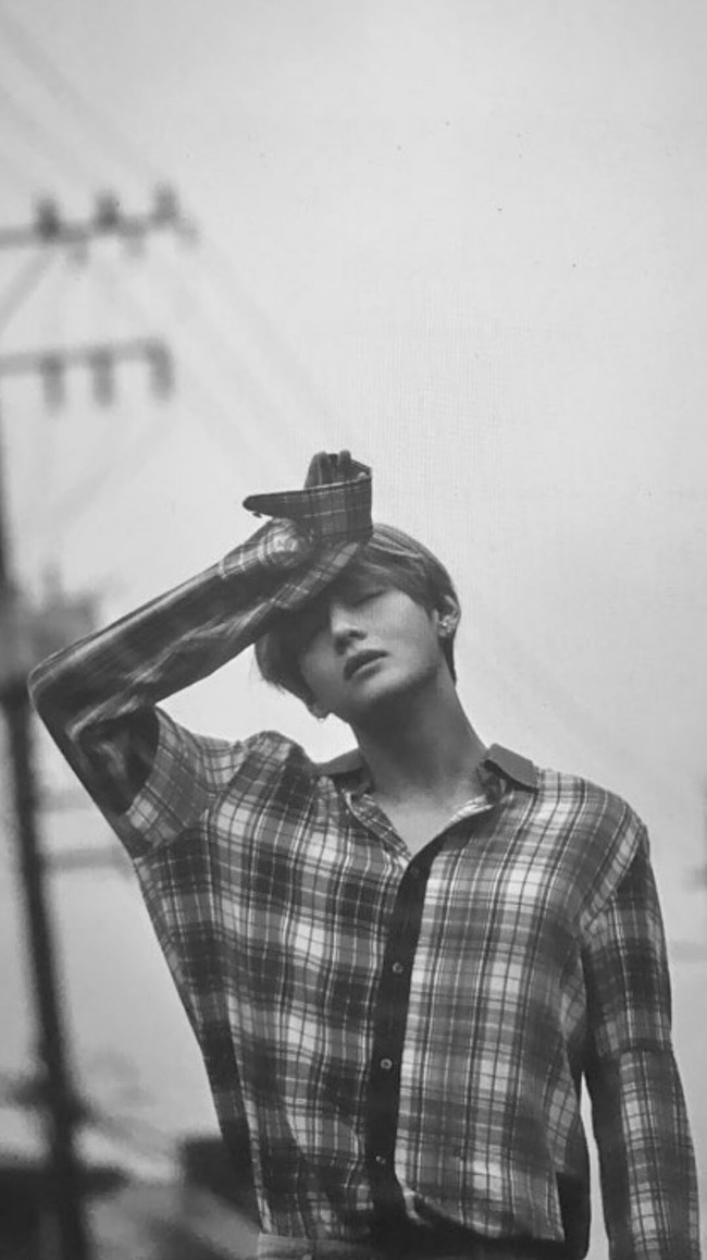 Meski terlihat seperti sedang pusing, V BTS tetap ganteng, kan? Foto: Istimewa