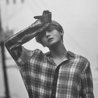 Meski terlihat seperti sedang pusing, V BTS tetap ganteng, kan? Foto: Istimewa