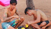 Bersama Dion Wiyoko, Marshall terlihat sedang makan nanas. Ini jadi lokasi syutingnya di Luwuk Banggai. Kira-kira nanasnya mau diapain ya? Foto: Instagram @marshallsastra