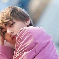 Pemilik nama asli Kim Taehyung ini pun terlihat tampan bahkan ketika ia tak mencoba untuk berpose. Foto: Istimewa