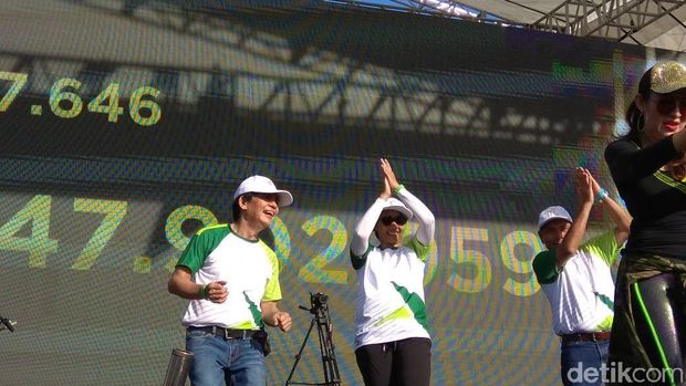 Serunya Rini Soemarno Goyang Zumba di HUT Pegadaian
