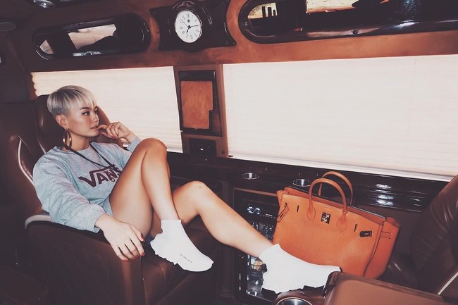 Berpose di jet pribadi dalam perjalanannya menghadiri Mnet Asian Music Awards (MAMA) di Korea Selatan, Agnez bergaya kasual dengan kaus lengan panjang Vans dan sneakers Balenciaga. Sepatunya itu harganya US$ 695 atau sekitar Rp 9 jutaan. Terlihat juga tas Hermes Birkin berwarna oranye seharga US$ 27.645 atau sekitar Rp 368 juta menemaninya dalam perjalanan ke MAMA. Foto: Instagram