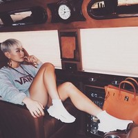 Berpose di jet pribadi dalam perjalanannya menghadiri Mnet Asian Music Awards (MAMA) di Korea Selatan, Agnez bergaya kasual dengan kaus lengan panjang Vans dan sneakers Balenciaga. Sepatunya itu harganya US$ 695 atau sekitar Rp 9 jutaan. Terlihat juga tas Hermes Birkin berwarna oranye seharga US$ 27.645 atau sekitar Rp 368 juta menemaninya dalam perjalanan ke MAMA. Foto: Instagram