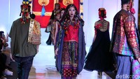 Tema tahun PWF 2018 ini adalah United of Diversity Asia yang memadukan sebuah budaya Sumsel dan budaya luar negeri, kain khas Sumsel seperti songket dan jumputan akan dipadu dengan cutting busana luar.