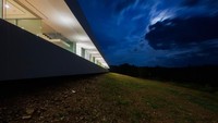 Rumah ini berbentuk kubus putih memanjang. Istimewa/designboom.