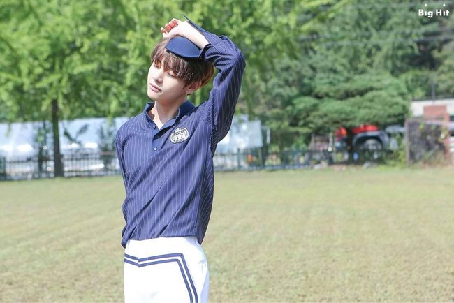 Namun V BTS punya gaya andalan ketika dipotret yakni pose pusing kepala. Foto: Istimewa