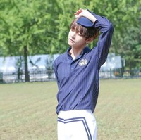 Namun V BTS punya gaya andalan ketika dipotret yakni pose pusing kepala. Foto: Istimewa