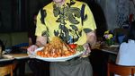 Tetap Menawan, Ini 10 Pose Keren Ferry Salim Saat Sarapan hingga Hangout