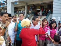 Sandiaga saat hendak dicium nenek-nenekdi Bekasi.