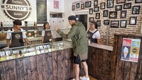 Kali ini bukan es krim tapi gelato. Serupa tapi tak sama. Good place, good vibe, good ice cream tulisnya. Terbukti kan, meskipun sangar tatoan tapi Vicky suka yang lembut-lembut. Foto: Instagram @vickyniti13