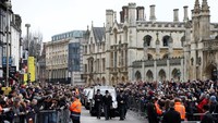 Seperti dilansir Reuters, Sabtu (31/3/2018), jalanan di sekitar gereja Westminster Abbey dipadati oleh masyarakat yang ingin memberi penghormatan langsung terhadap Hawking.   