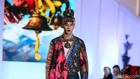 Sebanyak sembilan desainer baik desainer lokal maupun luar Sumatera menunjukkan karya terbaik mereka, pada Palembang Fashion Week (PFW) yang digelar di Palembang Icon Mall.
