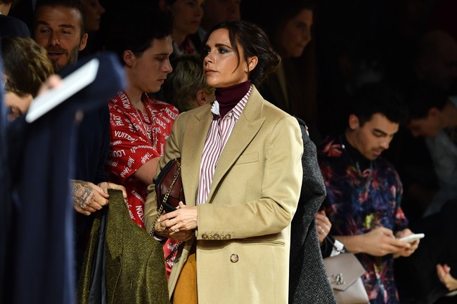 Istri David Beckham ini  memperlakukan semua tasnya seperti memegang clutch. Tas dengan tali atau gagang pun, ia pakai dengan cara menenteng. Seperti yang terlihat ketika Victoria Beckham menghadiri fashion show Louis Vuitton Januari lalu. Foto: Getty Images
