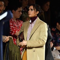 Istri David Beckham ini  memperlakukan semua tasnya seperti memegang clutch. Tas dengan tali atau gagang pun, ia pakai dengan cara menenteng. Seperti yang terlihat ketika Victoria Beckham menghadiri fashion show Louis Vuitton Januari lalu. Foto: Getty Images