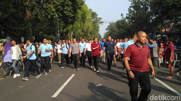 Jokowi dan Iriana Jokowi Jalan-jalan di CFD Solo