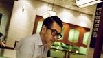 Tetap Menawan, Ini 10 Pose Keren Ferry Salim Saat Sarapan hingga Hangout