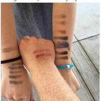 Pacar yang baik adalah pacar yang setia menemani kekasih belanja makeup dan mau meminjamkan tangannya untuk coba produk. Foto: Twitter