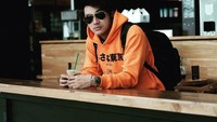Nungguin siapa hayoo? Gayanya udah keren banget pakai kaca mata hitam sambil minum segelas kopi Starbucks. Foto: Instagram @vickyniti13