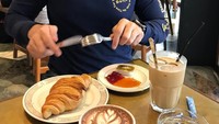 Secangkir es kopi jadi pendamping croissant milik Ferry. Wah, paduannya memang sudah pas nih! Foto: Instagram ferrysal1m