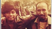 Gatot Nurmantyo (kiri) masih berpangkat Letda saat operasi Seroja tahun 1983-1984. Saat itu dia merupakan Danton 315 di Desa Rano Serelau di kaki Gunung Laleno. Foto ini diperlihatkan oleh Luis Gomez Da Costa yang saat itu merupakan Kepala Desa setempat sekaligus seorang anggota DPR. Foto: Facebook Gatot Nurmantyo Official