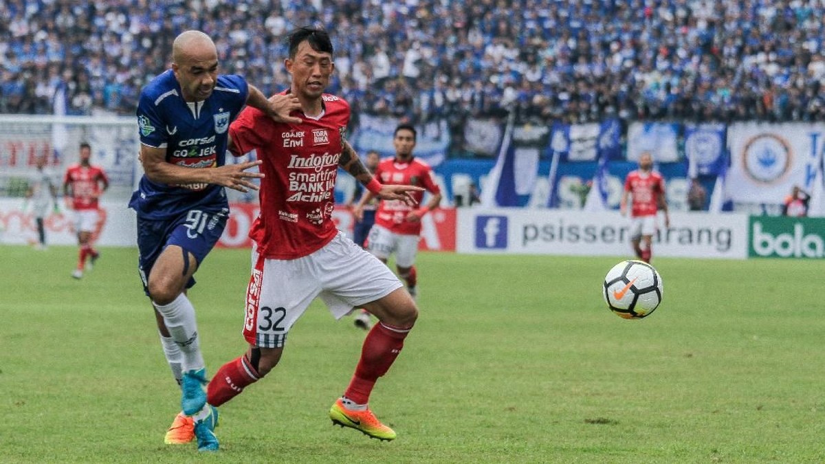 Bruno Silva (kiri) saat memperkuat PSIS Semarang melawan Bali United. (Foto: Aji Styawan/Antara Foto)