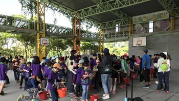 Ini para siswa di sekolah dasar Taiwan yang diajak bersih-bersih pantai yang berujung pada penemuan kamera tersebut. Foto: Facebook