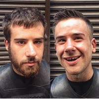 James minta dipangkas rambutnya, saat ia melihat Joshua sedang menggunting rambut tunawisma lainnya, di kawasan Leicester Square, London. Ayah James meninggal dua tahun lalu, dan sejak saat itu dia hidup menggelandang. Foto: Instagram/@joshuacoombes