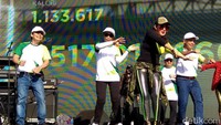 Mulanya Rini senam zumba di lapangan rumput bersama ratusan direksi dan pegawai pegadaian. Kemudian dirinya pun naik ke atas panggung dan menunjukkan kebolehannya.