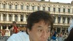 Ngemil Lolipop hingga Ngopi, Ini Gaya Keren Aktor Laga Legendaris Jackie Chan