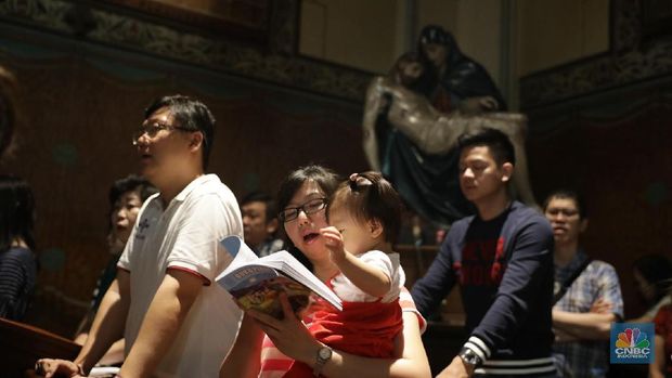 Gereja Katedral menggelar sebanyak tiga kali misa untuk paskah. Adapun misa pertama pukul 09.00 WIB, Kedua pukul 11.00 WIB dan misa ketiga pukul 17.00 WIB.