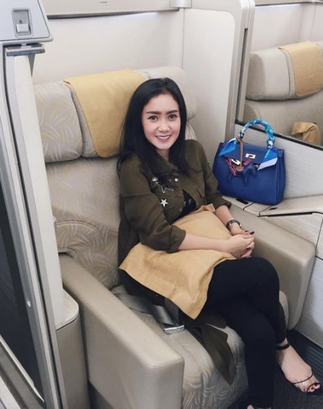 Penyanyi dangdut Cita Citata yang populer lewat lagu Goyang Dumang itu terlihat membawa tas Hermes Kelly yang harganya mencapai ratusan juta rupiah saat berada di kursi kelas bisnis pesawat. Foto: Instagram