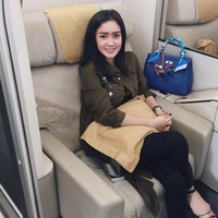 Penyanyi dangdut Cita Citata yang populer lewat lagu Goyang Dumang itu terlihat membawa tas Hermes Kelly yang harganya mencapai ratusan juta rupiah saat berada di kursi kelas bisnis pesawat. Foto: Instagram