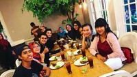 Makan bareng fans nih. Kali ini makan-makannya sekalian buka puasa. Seru banget bisa buka puasa bareng fans yang disebut Vicky sebagai orang-orang kesayangan. Foto: Instagram @vickyniti13