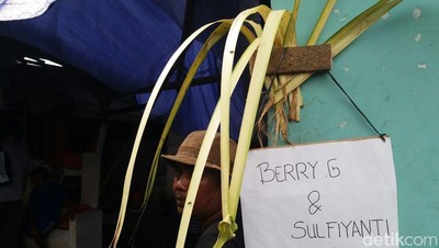 Potret Ngunduh Mantu di Tengah Lokasi Kebakaran Taman Kota