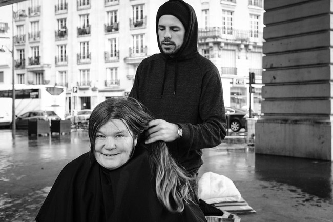 Selama lebih dari dua tahun, Joshua Coombes telah menjalani program ini. Joshua akan mendekati para tunawisma, mendengarkan cerita mereka, memotong rambut dan mem-posting foto mereka di Instagram. Foto: Instagram/@joshuacoombes