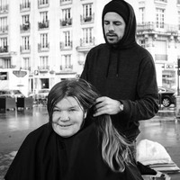 Selama lebih dari dua tahun, Joshua Coombes telah menjalani program ini. Joshua akan mendekati para tunawisma, mendengarkan cerita mereka, memotong rambut dan mem-posting foto mereka di Instagram. Foto: Instagram/@joshuacoombes