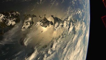 Terbaru, astronot NASA Richard Ricky Arnold memotret keindahan Indonesia dari luar angkasa. Indonesia disebutnya sebagai rumah karena memang ia pernah tinggal di sini. Foto: Astronot NASA Richard Ricky Arnold