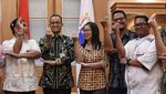 Momen Anies Belajar Bahasa Isyarat dari Teman-teman Tuli