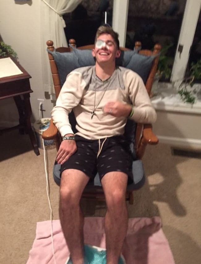 Pria yang mau menemani kamu spa saat sahabat membatalkan janji layak dipertahankan. Foto: Twitter