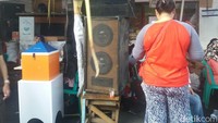 Tenda dari terpal sudah berdiri di depan rumahnya. Janur kuning melengkung sudah dipasang di mulut gang menuju rumahnya. Rumahnya disibukkan dengan para tetangganya yang sedang memasak. Beberapa di antaranya, adalah tetangganya yang rumahnya terbakar (Foto: Arief Ikhsanudin/detikcom)