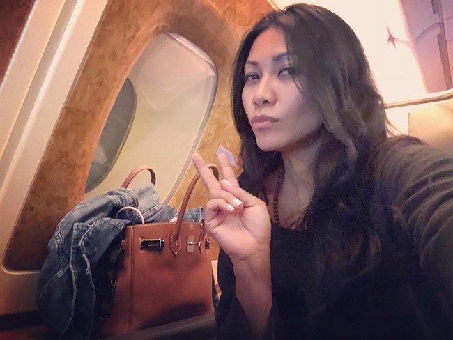 Penyanyi Anggun berpose selfie di pesawat dalam perjalanan ke Paris. Dia terlihat ditemani tas Hermes Birkin berwarna cokelat seharga US$ 20.825 atau sekitar Rp 287 juta. Foto: Instagram
