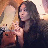 Penyanyi Anggun berpose selfie di pesawat dalam perjalanan ke Paris. Dia terlihat ditemani tas Hermes Birkin berwarna cokelat seharga US$ 20.825 atau sekitar Rp 287 juta. Foto: Instagram