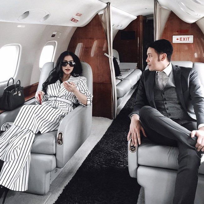 Tampil stylish saat berada di pesawat jet pribadi saat syuting film Gasing Tengkorak, aktris Nikita Willy ditemani tas Hermes Birkin berwarna hitam US$ 18.690 atau sekitar Rp 257 juta. Foto: Instagram