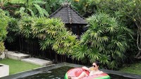 Menikmati suasana cerah, Jessica memilih bersantai di atas floaties bentuk semangka sambil menyeruput segelas orange jus. Segar! Foto: Instagram @jscmila