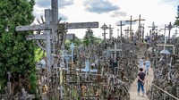 Sekitar 11 km di luar kota Siauliai di utara negara Lithuania, nampak bukit yang penuh salib. Tak tanggung-tanggung, jumlahnya mencapai 100.000 salib! (Paul Stewart/BBC Travel)