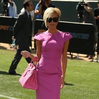Ini masa ketika Victoria Beckham masih menenteng tas dengan cara normal. Foto: Getty Images