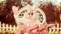 Gaya kocak Miley Cyrus berfoto dengan kelinci Paskah. Foto: (Instagram/@mileycyrus)
